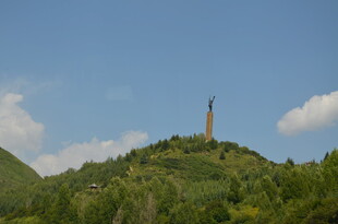 山丘上的高耸纪念碑