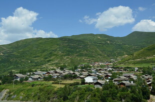 青山环抱中的宁静村落