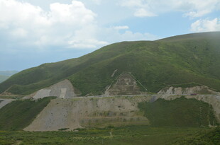 青山间的露天矿场景象