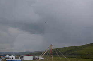 草原乌云下的帐篷景观