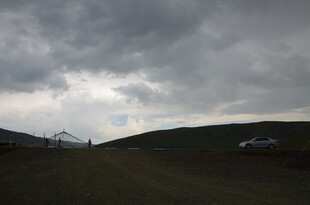 乌云笼罩下的开阔山地