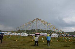 草原上的经幡与帐篷景观