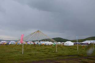 草原上的帐篷与阴沉天空
