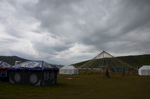 草原上的帐篷与阴沉天空