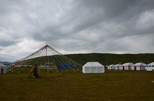 草原上的帐篷与阴沉天空