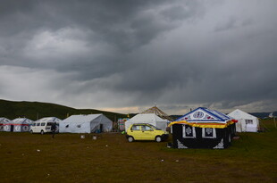 草原上的多彩帐篷