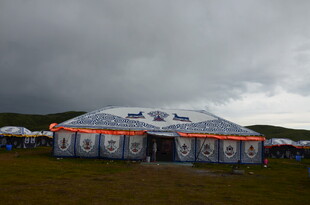 草原上的特色蒙古包建筑