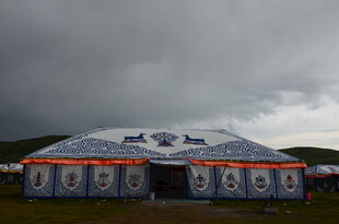 草原上的特色蒙古包