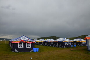 草原上的多彩帐篷阵列