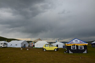 草原上的多彩帐篷与车辆