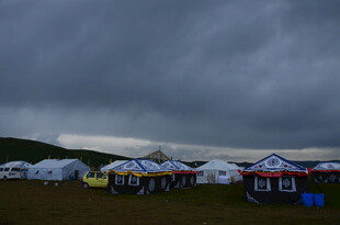 草原上的帐篷与阴沉天空