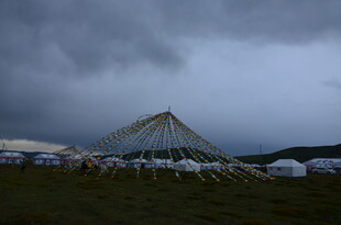 草原暮色下的蒙古包群落