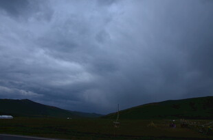 乌云笼罩下的山间景色