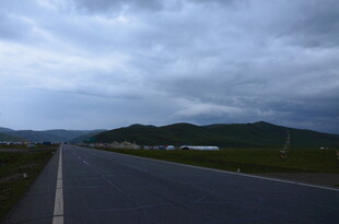 公路伸向远方的阴沉天空