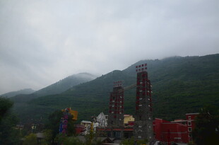 山间工业设施与自然景观