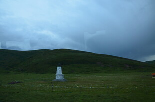 草原上的白色标志物