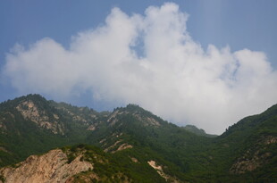 青山之上白云悠悠