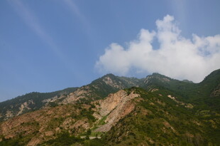 山峦蓝天间的壮美风光