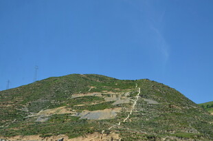 青山蓝天间的山间路径