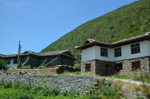 山间藏式民居风景