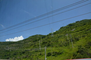 青山蓝天间的电线风景