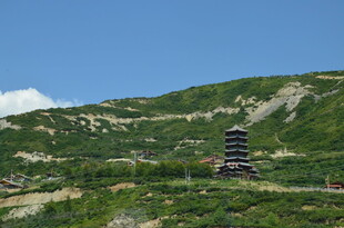 山间宝塔 绿意环绕之景