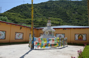 藏区多彩经幡装饰的建筑