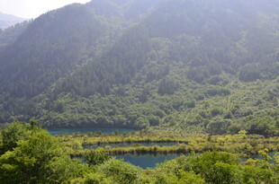 山间幽蓝湖泊绿意环绕