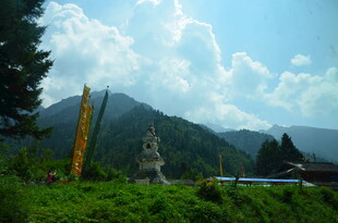 山间佛像与自然景致