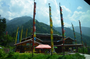 藏式建筑前的五彩经幡