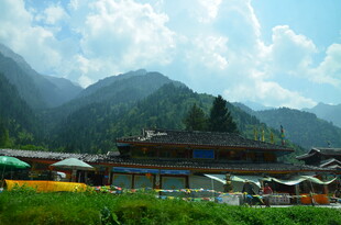 山间藏式村落美景