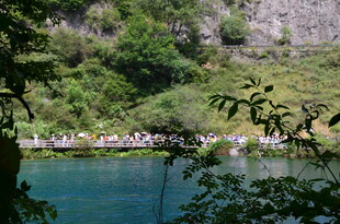 青山绿水间的竹筏漂流