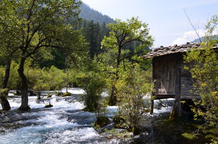 山间溪边木屋 自然美景