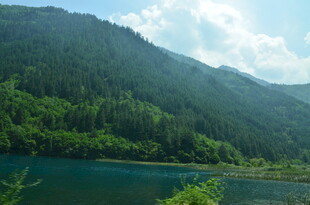 青山绿水间的秀丽湖景