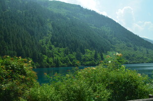 青山绿水间的秀丽湖景