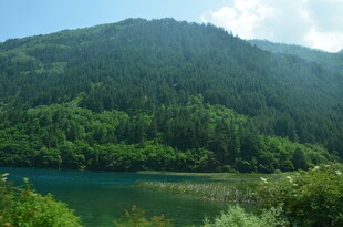 青山绿水间的秀丽湖景