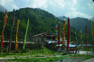 藏区村落经幡景观