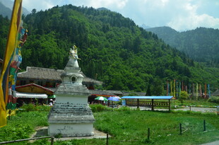 山间白塔与多彩经幡景观