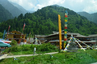 山间传统建筑与游乐设施