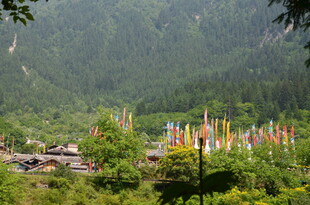 山间藏寨与五彩经幡