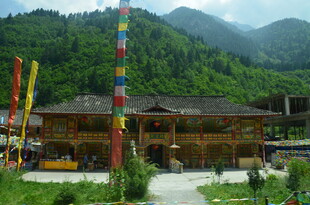 山间藏式风情建筑景观