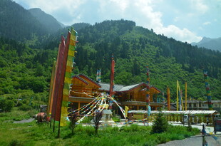 山间特色木屋 自然景致美