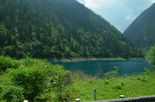山间幽蓝湖泊美景