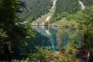 青山环抱的静谧幽蓝湖泊