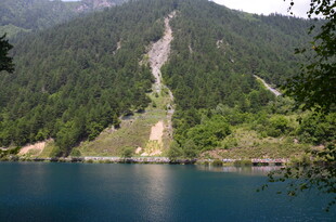 青山碧水间的秀丽湖景