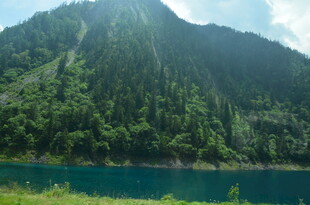 青山碧水间的秀丽湖景