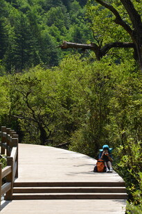 山间步道上的休憩者