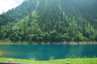 青山环抱的幽蓝湖泊