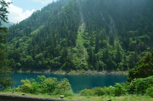 青山绿水间的静谧湖泊