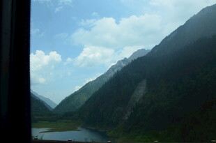 窗外山间湖景